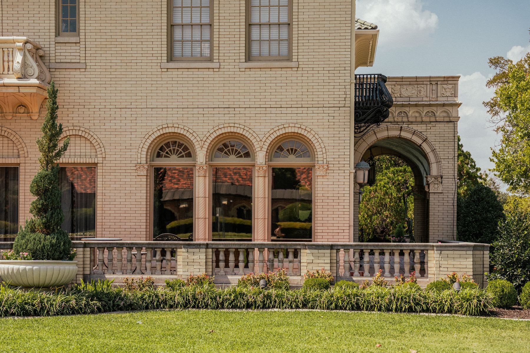 Hand-cleaned arched windows on a historic Fort Worth home